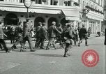 Immagine di Prigionieri alleati hanno marciato in Parigi Parigi Francia, 1944, secondo 57 filmato di repertorio 65675021798