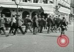 Immagine di Prigionieri alleati hanno marciato in Parigi Parigi Francia, 1944, secondo 58 filmato di repertorio 65675021798