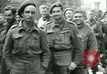 Immagine di Prigionieri alleati hanno marciato in Parigi Parigi Francia, 1944, secondo 59 filmato di repertorio 65675021798