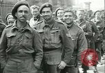 Immagine di Prigionieri alleati hanno marciato in Parigi Parigi Francia, 1944, secondo 60 filmato di repertorio 65675021798