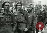 Immagine di Prigionieri alleati hanno marciato in Parigi Parigi Francia, 1944, secondo 61 filmato di repertorio 65675021798