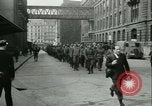 Immagine di Prigionieri alleati hanno marciato in Parigi Parigi Francia, 1944, secondo 62 filmato di repertorio 65675021798