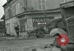 Standbild französischen 2nd Armored Division Sées, Frankreich, 1944, aus Sekunde 14 historischem Filmmaterial Videoclip 65675021854