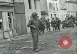 Standbild französischen 2nd Armored Division Sées, Frankreich, 1944, aus Sekunde 35 historischem Filmmaterial Videoclip 65675021854