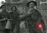Standbild französischen 2nd Armored Division Sées, Frankreich, 1944, aus Sekunde 43 historischem Filmmaterial Videoclip 65675021854