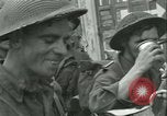 Standbild französischen 2nd Armored Division Sées, Frankreich, 1944, aus Sekunde 59 historischem Filmmaterial Videoclip 65675021854