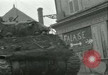 Standbild französischen 2nd Armored Division Sées, Frankreich, 1944, aus Sekunde 32 historischem Filmmaterial Videoclip 65675021855