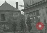 Standbild französischen 2nd Armored Division Sées, Frankreich, 1944, aus Sekunde 39 historischem Filmmaterial Videoclip 65675021855