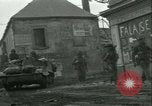 Standbild französischen 2nd Armored Division Sées, Frankreich, 1944, aus Sekunde 50 historischem Filmmaterial Videoclip 65675021855