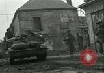 Standbild französischen 2nd Armored Division Sées, Frankreich, 1944, aus Sekunde 52 historischem Filmmaterial Videoclip 65675021855