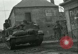 Standbild französischen 2nd Armored Division Sées, Frankreich, 1944, aus Sekunde 53 historischem Filmmaterial Videoclip 65675021855