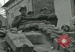 Standbild französischen 2nd Armored Division Sées, Frankreich, 1944, aus Sekunde 61 historischem Filmmaterial Videoclip 65675021855