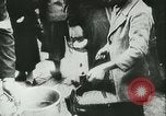 Immagine di Rifugiati francese Parigi Francia, 1942, secondo 13 filmato di repertorio 65675021868