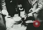 Immagine di Rifugiati francese Parigi Francia, 1942, secondo 14 filmato di repertorio 65675021868
