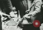 Immagine di Rifugiati francese Parigi Francia, 1942, secondo 16 filmato di repertorio 65675021868