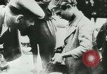 Immagine di Rifugiati francese Parigi Francia, 1942, secondo 18 filmato di repertorio 65675021868