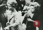 Immagine di Rifugiati francese Parigi Francia, 1942, secondo 20 filmato di repertorio 65675021868
