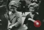 Immagine di Rifugiati francese Parigi Francia, 1942, secondo 22 filmato di repertorio 65675021868
