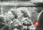 Immagine di Rifugiati francese Parigi Francia, 1942, secondo 23 filmato di repertorio 65675021868
