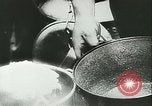 Immagine di Rifugiati francese Parigi Francia, 1942, secondo 26 filmato di repertorio 65675021868
