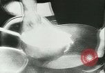 Immagine di Rifugiati francese Parigi Francia, 1942, secondo 27 filmato di repertorio 65675021868