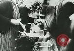 Immagine di Rifugiati francese Parigi Francia, 1942, secondo 43 filmato di repertorio 65675021868