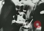 Immagine di Rifugiati francese Parigi Francia, 1942, secondo 44 filmato di repertorio 65675021868