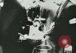 Immagine di Rifugiati francese Parigi Francia, 1942, secondo 45 filmato di repertorio 65675021868