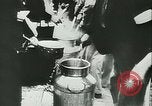 Immagine di Rifugiati francese Parigi Francia, 1942, secondo 47 filmato di repertorio 65675021868