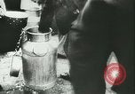 Immagine di Rifugiati francese Parigi Francia, 1942, secondo 48 filmato di repertorio 65675021868