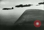 Standbild Deutsche er-111 Bomber blitz England England United Kingdom, 1940, aus Sekunde 4 historischem Filmmaterial Videoclip 65675021936