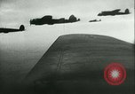 Standbild Deutsche er-111 Bomber blitz England England United Kingdom, 1940, aus Sekunde 6 historischem Filmmaterial Videoclip 65675021936