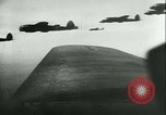 Standbild Deutsche er-111 Bomber blitz England England United Kingdom, 1940, aus Sekunde 7 historischem Filmmaterial Videoclip 65675021936