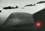 Standbild Deutsche er-111 Bomber blitz England England United Kingdom, 1940, aus Sekunde 8 historischem Filmmaterial Videoclip 65675021936