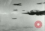 Standbild Deutsche er-111 Bomber blitz England England United Kingdom, 1940, aus Sekunde 11 historischem Filmmaterial Videoclip 65675021936