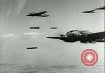 Standbild Deutsche er-111 Bomber blitz England England United Kingdom, 1940, aus Sekunde 12 historischem Filmmaterial Videoclip 65675021936
