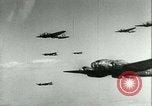 Standbild Deutsche er-111 Bomber blitz England England United Kingdom, 1940, aus Sekunde 13 historischem Filmmaterial Videoclip 65675021936