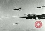 Standbild Deutsche er-111 Bomber blitz England England United Kingdom, 1940, aus Sekunde 14 historischem Filmmaterial Videoclip 65675021936