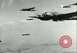 Standbild Deutsche er-111 Bomber blitz England England United Kingdom, 1940, aus Sekunde 15 historischem Filmmaterial Videoclip 65675021936