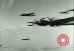 Standbild Deutsche er-111 Bomber blitz England England United Kingdom, 1940, aus Sekunde 16 historischem Filmmaterial Videoclip 65675021936