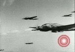Standbild Deutsche er-111 Bomber blitz England England United Kingdom, 1940, aus Sekunde 17 historischem Filmmaterial Videoclip 65675021936