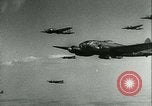 Standbild Deutsche er-111 Bomber blitz England England United Kingdom, 1940, aus Sekunde 18 historischem Filmmaterial Videoclip 65675021936
