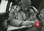 Standbild Deutsche er-111 Bomber blitz England England United Kingdom, 1940, aus Sekunde 30 historischem Filmmaterial Videoclip 65675021936
