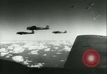 Standbild Deutsche er-111 Bomber blitz England England United Kingdom, 1940, aus Sekunde 60 historischem Filmmaterial Videoclip 65675021936