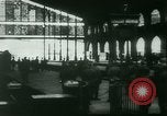Standbild deutsche Truppen Paris Frankreich, 1940, aus Sekunde 11 historischem Filmmaterial Videoclip 65675021940