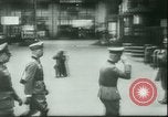 Standbild deutsche Truppen Paris Frankreich, 1940, aus Sekunde 47 historischem Filmmaterial Videoclip 65675021940
