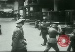 Standbild deutsche Truppen Paris Frankreich, 1940, aus Sekunde 48 historischem Filmmaterial Videoclip 65675021940
