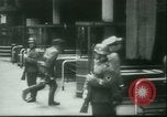 Standbild deutsche Truppen Paris Frankreich, 1940, aus Sekunde 50 historischem Filmmaterial Videoclip 65675021940