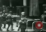Standbild deutsche Truppen Paris Frankreich, 1940, aus Sekunde 51 historischem Filmmaterial Videoclip 65675021940