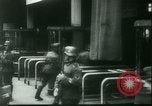 Standbild deutsche Truppen Paris Frankreich, 1940, aus Sekunde 52 historischem Filmmaterial Videoclip 65675021940